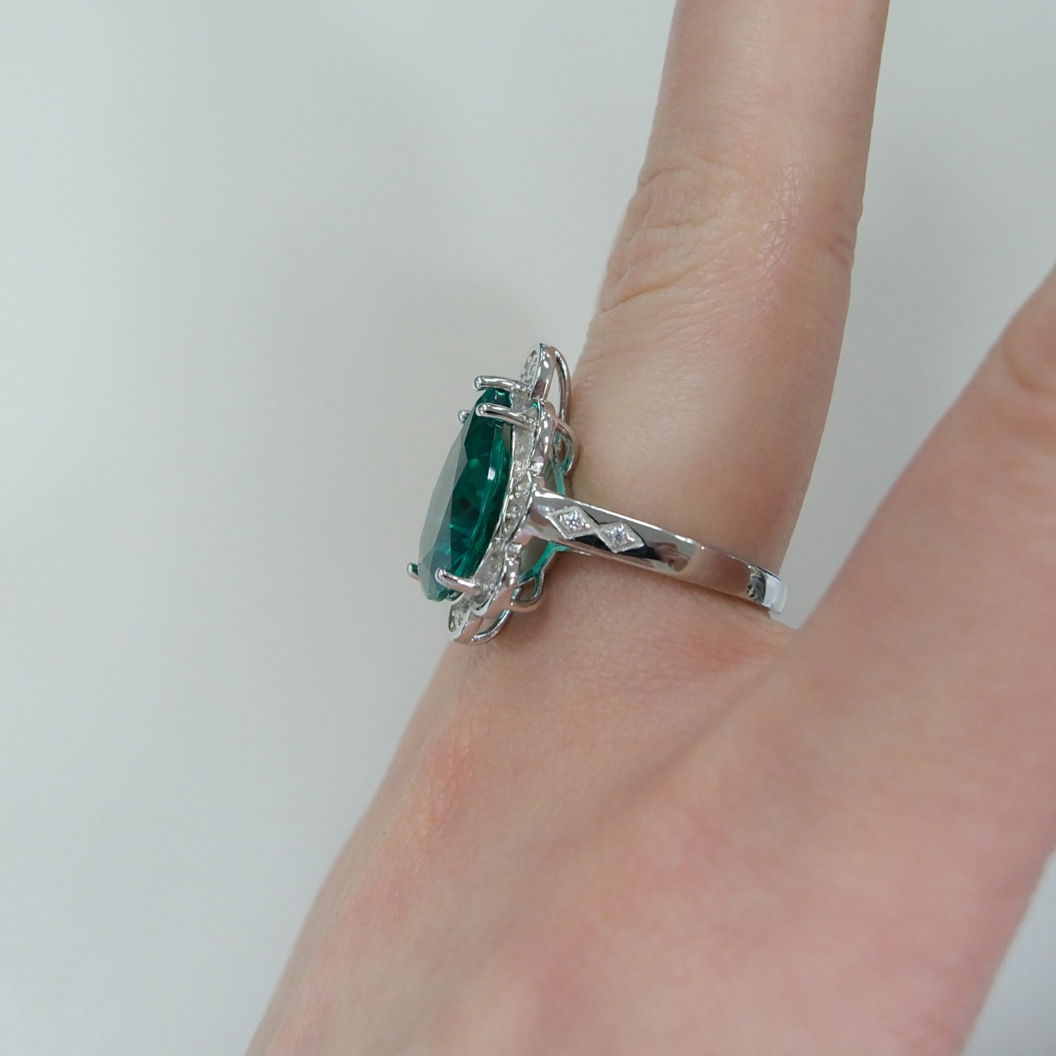 Серебряное кольцо с зеленой шпинелью